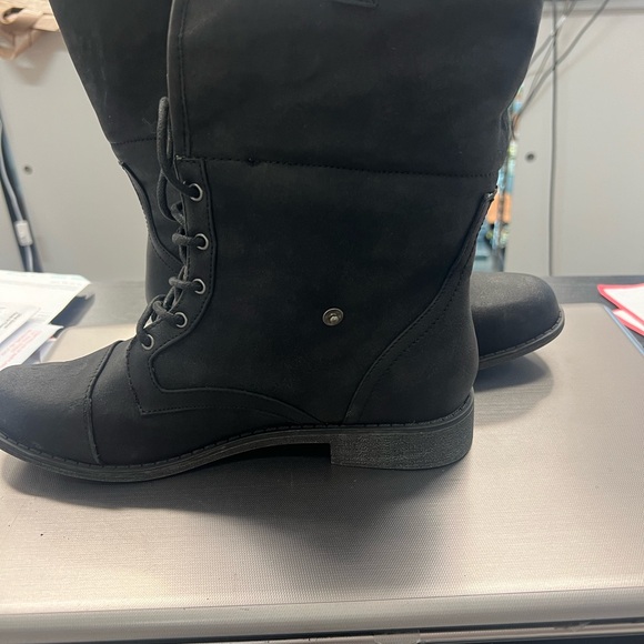 Boots. - Picture 3 of 4